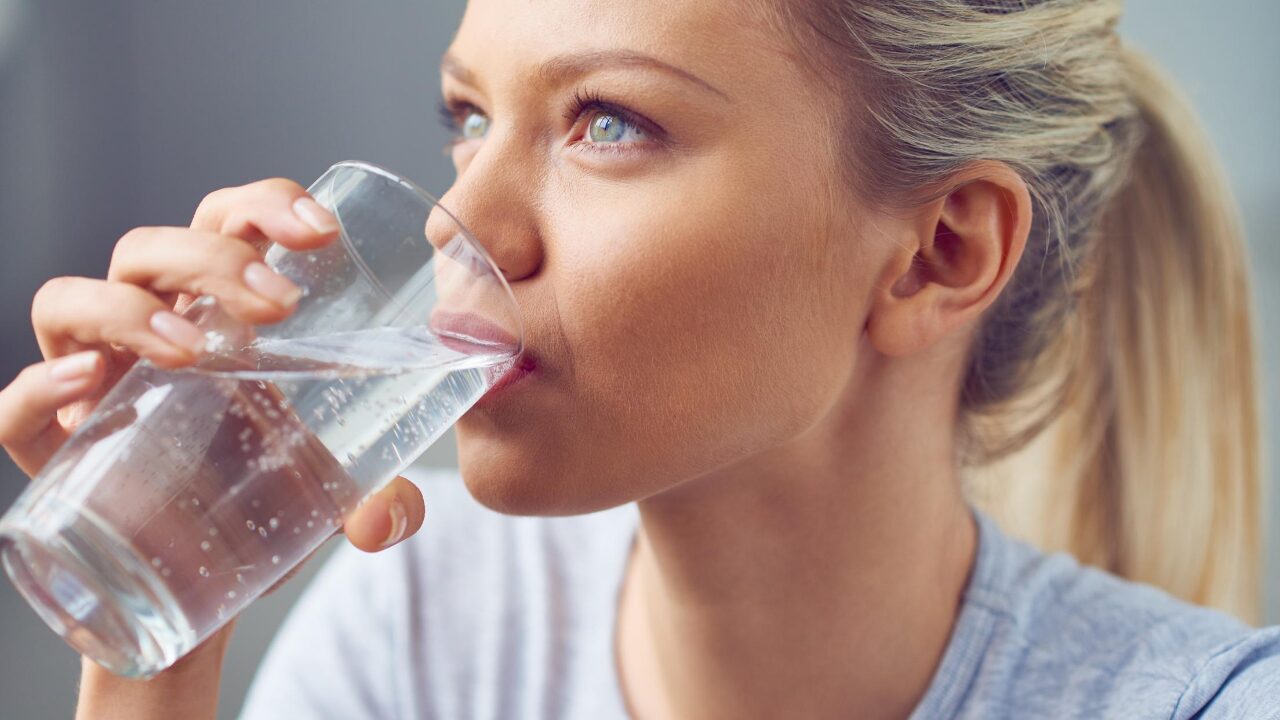 découvrez l'importance de l'hydratation dans votre diète quotidienne. apprenez comment une bonne hydratation peut améliorer votre santé, votre énergie et votre bien-être général, tout en soutenant vos objectifs nutritionnels.