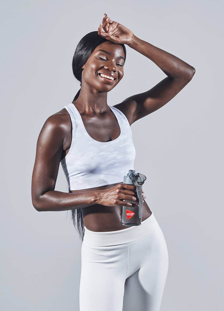 découvrez l'importance des électrolytes en nutrition sportive pour optimiser vos performances. apprenez comment ces minéraux essentiels soutiennent l'hydratation, la récupération et l'équilibre électrolytique durant vos séances d'entraînement.